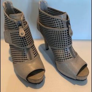 Super Cute Vera Wang 8.5 shoes